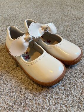 Livie & Luca Cream Bow Dress Shoes Size 13 Classic timeless minimalist